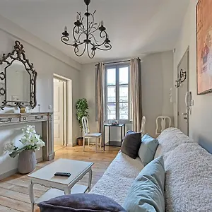 Au Coeur Des Papes, Dans Batisse De Charme & En Coeur De Appartement